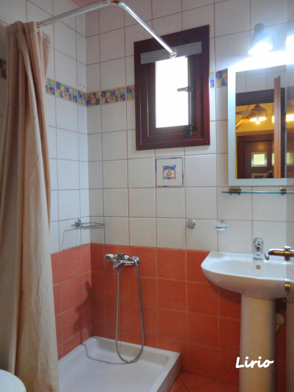 Makrakómi Lirio Guest House מראה חיצוני תמונה